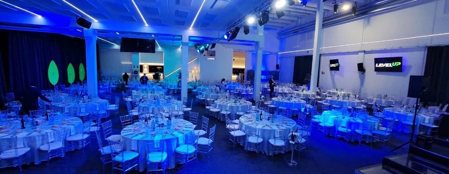 Salón con mesas de banquete e iluminación azul