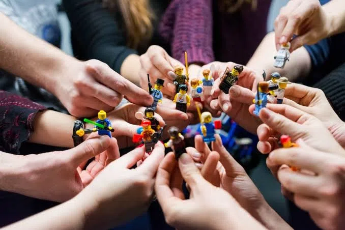Equipo trabajando en una sesión participativa con modelos LEGO