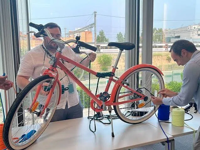 Actividad de montaje de bicicletas solidarias por equipos