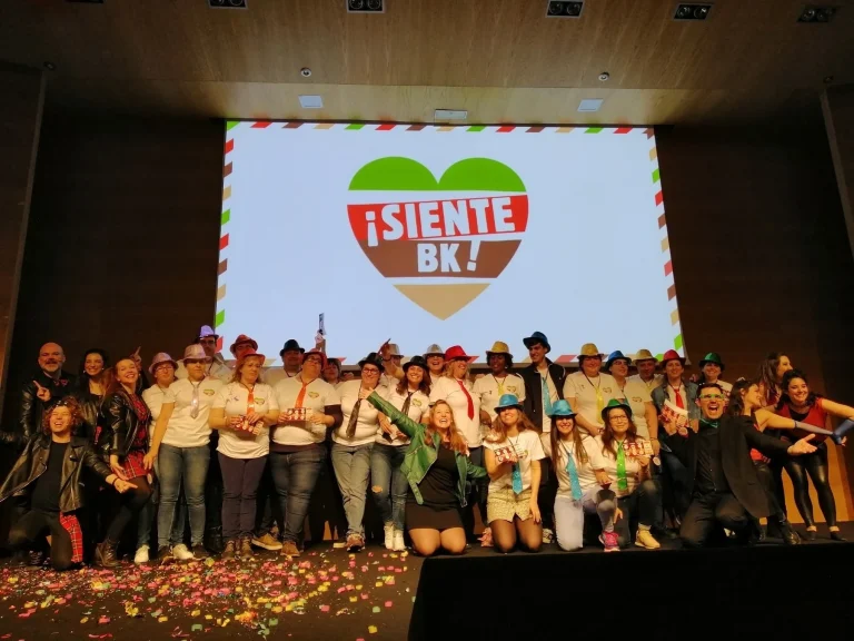 Final y equipo ganador de un Bingo Musical para empresas
