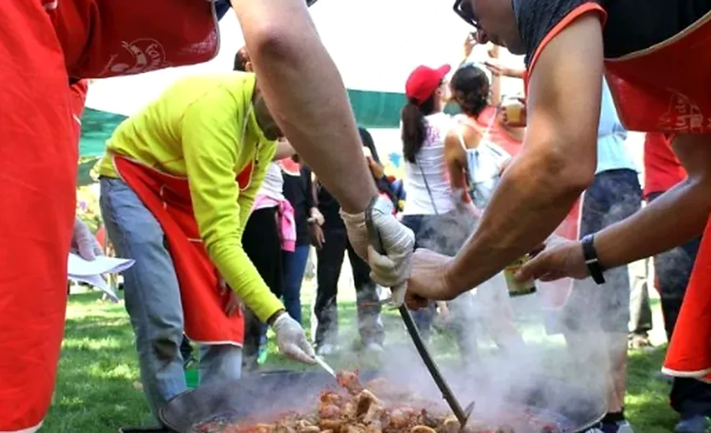 Equipo cocinando una paella durante una actividad MasterChef para empresas en Madrid