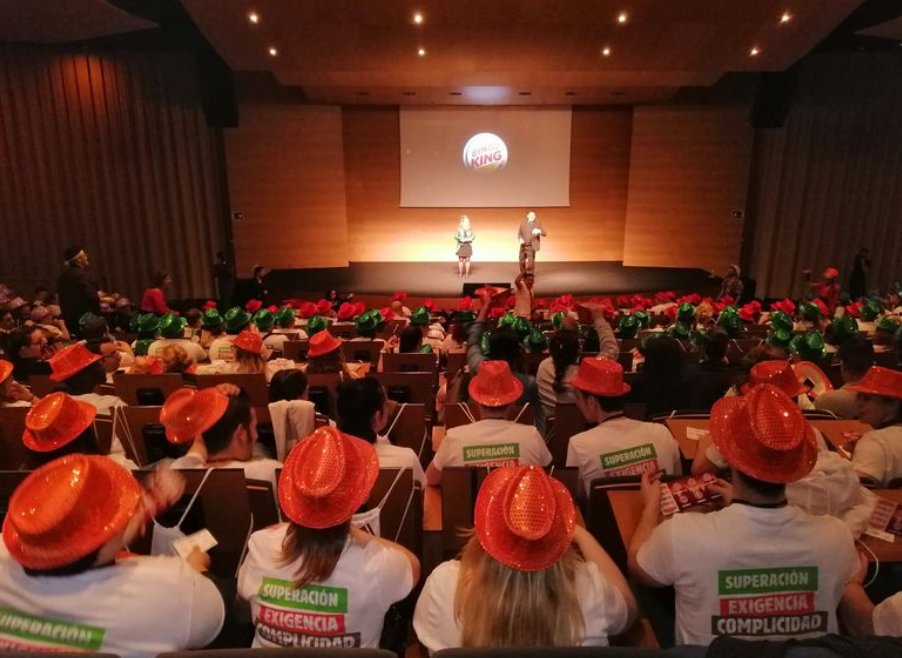 Gran evento corporativo indoor con cientos de participantes