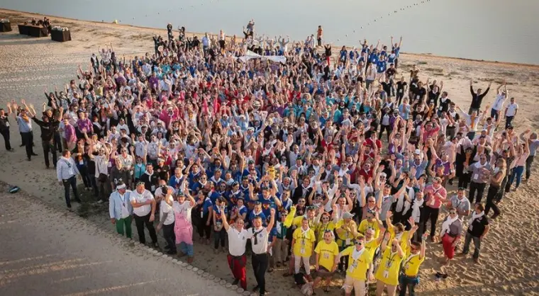 Gran grupo de participantes en team building