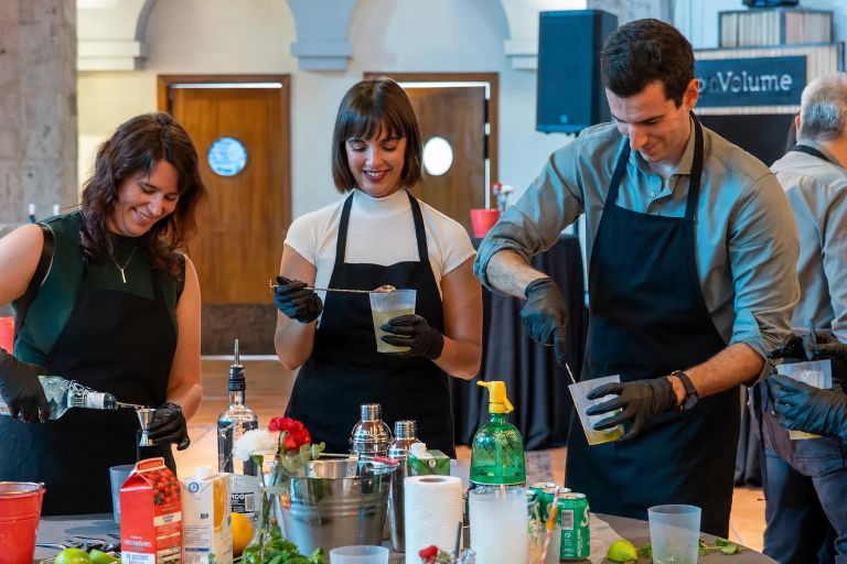 Participantes elaborando cócteles en un taller de coctelería para empresas en Madrid