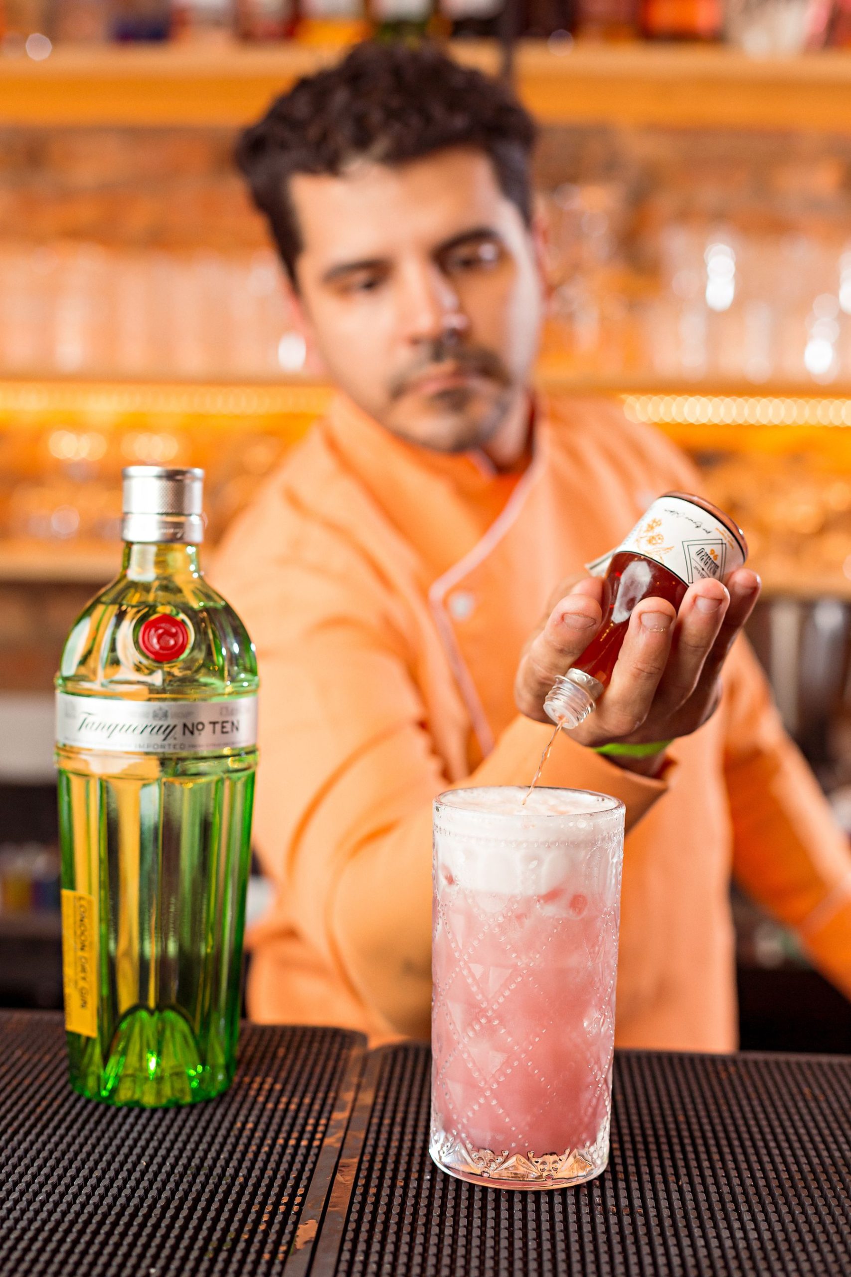 Bartender preparando un cóctel para una actividad de empresa