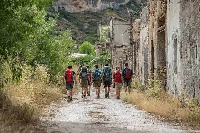 Equipo durante la actividad de Aventura en el pueblo abandonado en Madrid