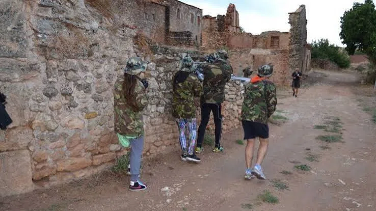 Participantes colaborando de Aventura en el pueblo abandonado en Madrid
