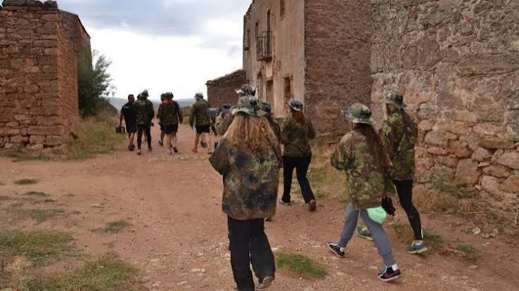 Momento de la experiencia de Aventura en el pueblo abandonado en Madrid