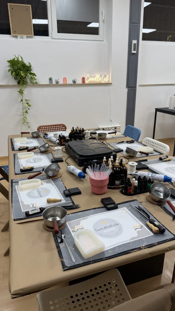 Participantes colaborando de Candle & Senses Lab en Madrid