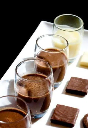 Participantes colaborando de Cata de chocolate en Madrid