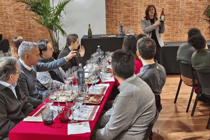 Grupo durante la actividad de Cata de vinos en Madrid
