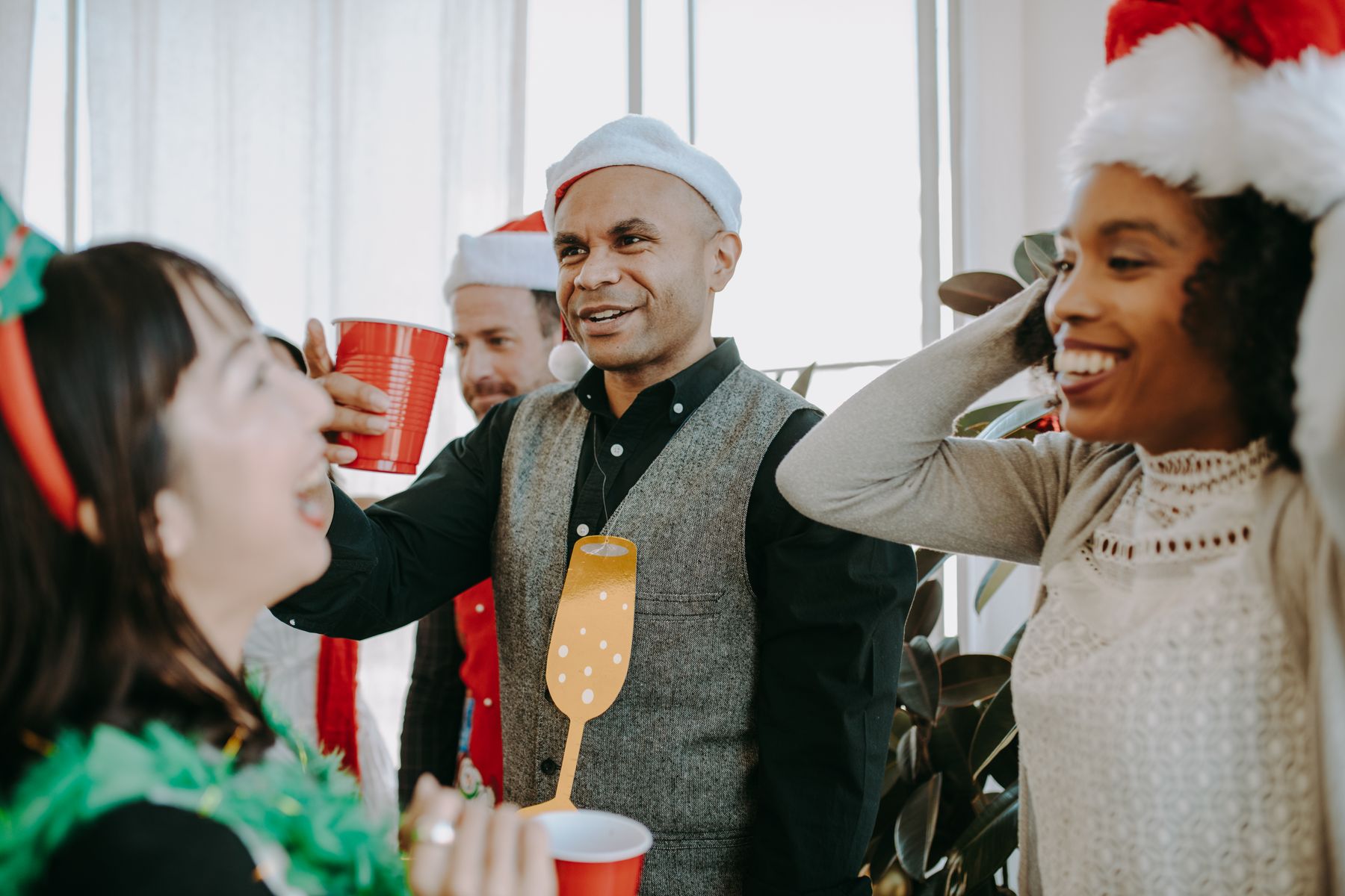 Equipo celebrando una cena de Navidad de empresa