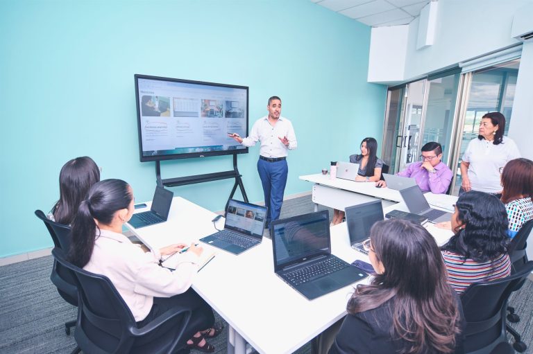 Evento corporativo con presentación y participación del equipo