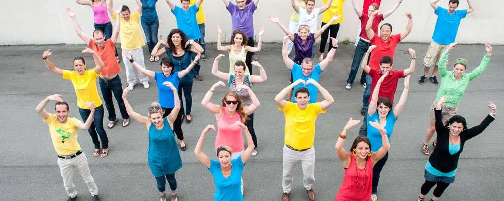 Participantes colaborando de Flashmob para empresas en Madrid