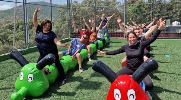 Equipo durante la actividad de Gymkhana Humor Amarillo en Madrid
