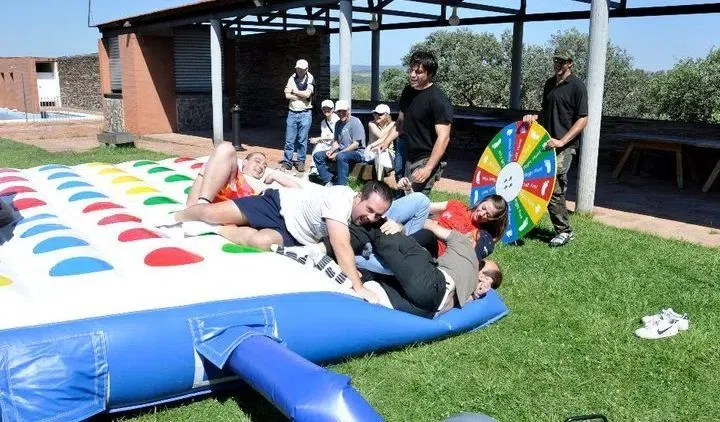 Participantes colaborando de Gymkhana Humor Amarillo en Madrid