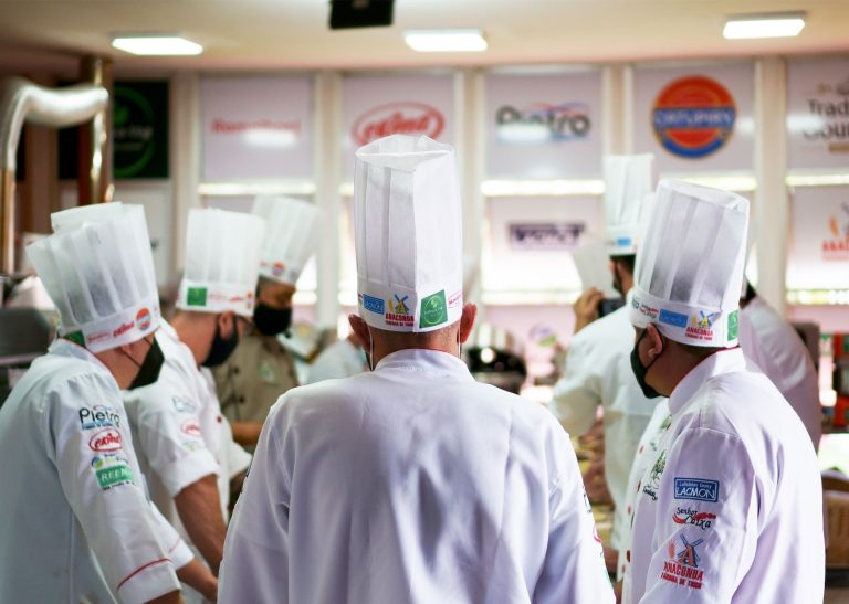 Equipo de cocina trabajando junto en una actividad tipo MasterChef