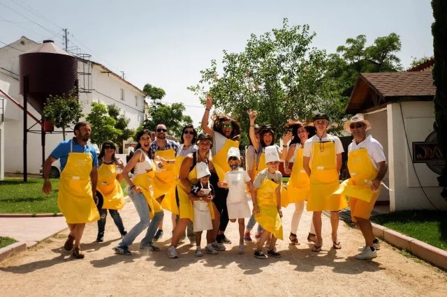 Equipo durante la actividad de MasterChef para empresas en Madrid