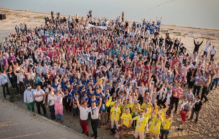 Gran grupo de participantes en team building