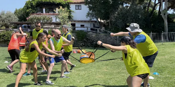 Participantes colaborando de Olimpiadas para empresas en Madrid