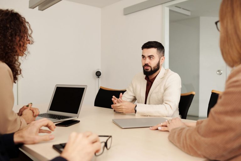 Reunión de empresa con profesionales colaborando en una oficina