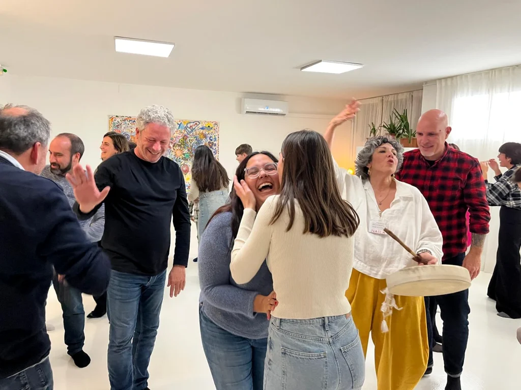 Risoterapia para empresas en Madrid con equipo participando en una dinámica de grupo