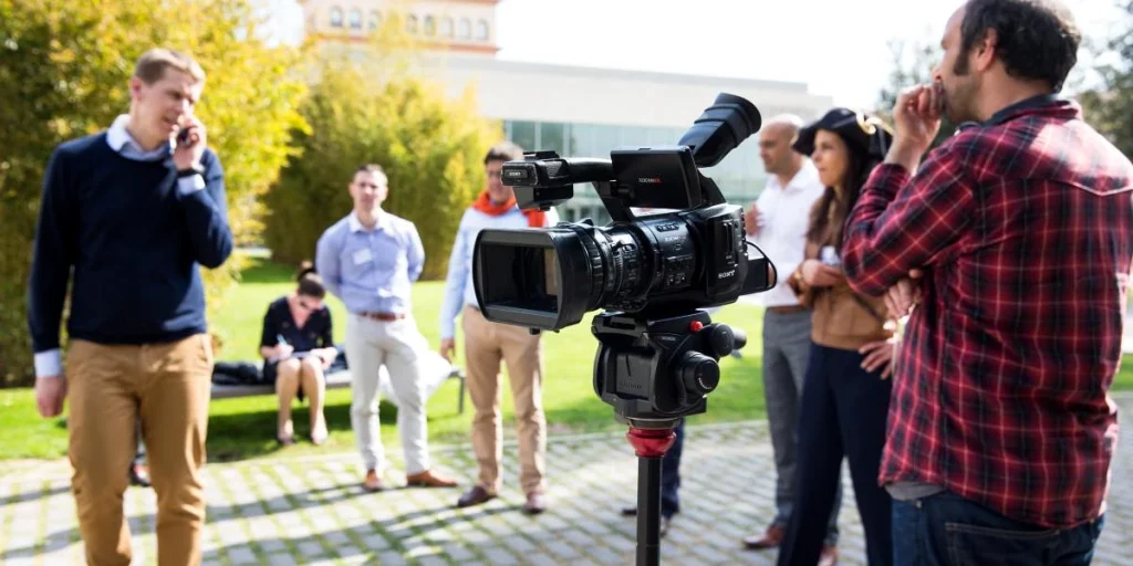 Equipo grabando un anuncio corporativo en exterior durante un team building