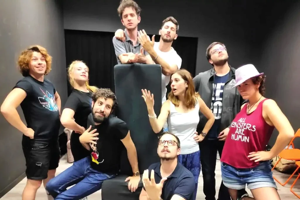 equipo interpretando escenas para un anuncio durante una actividad de empresa