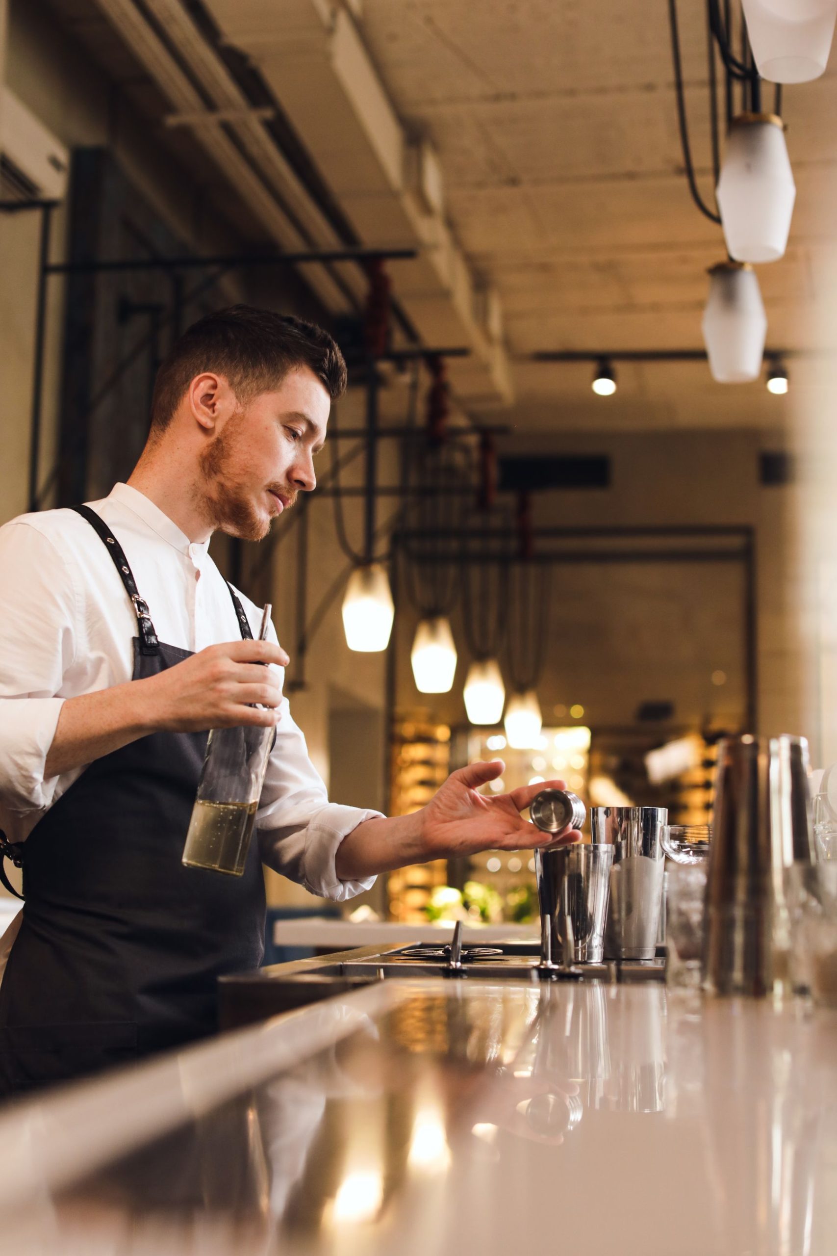 Taller de coctelería para empresas con bartender profesional