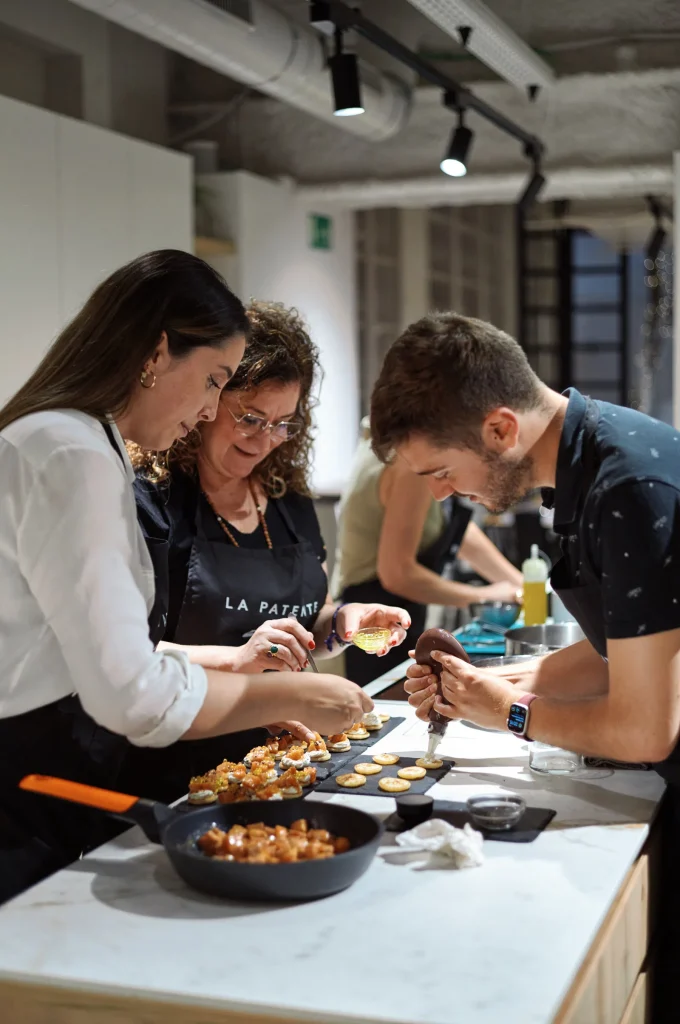 Equipo durante la actividad de Taller de repostería en Madrid