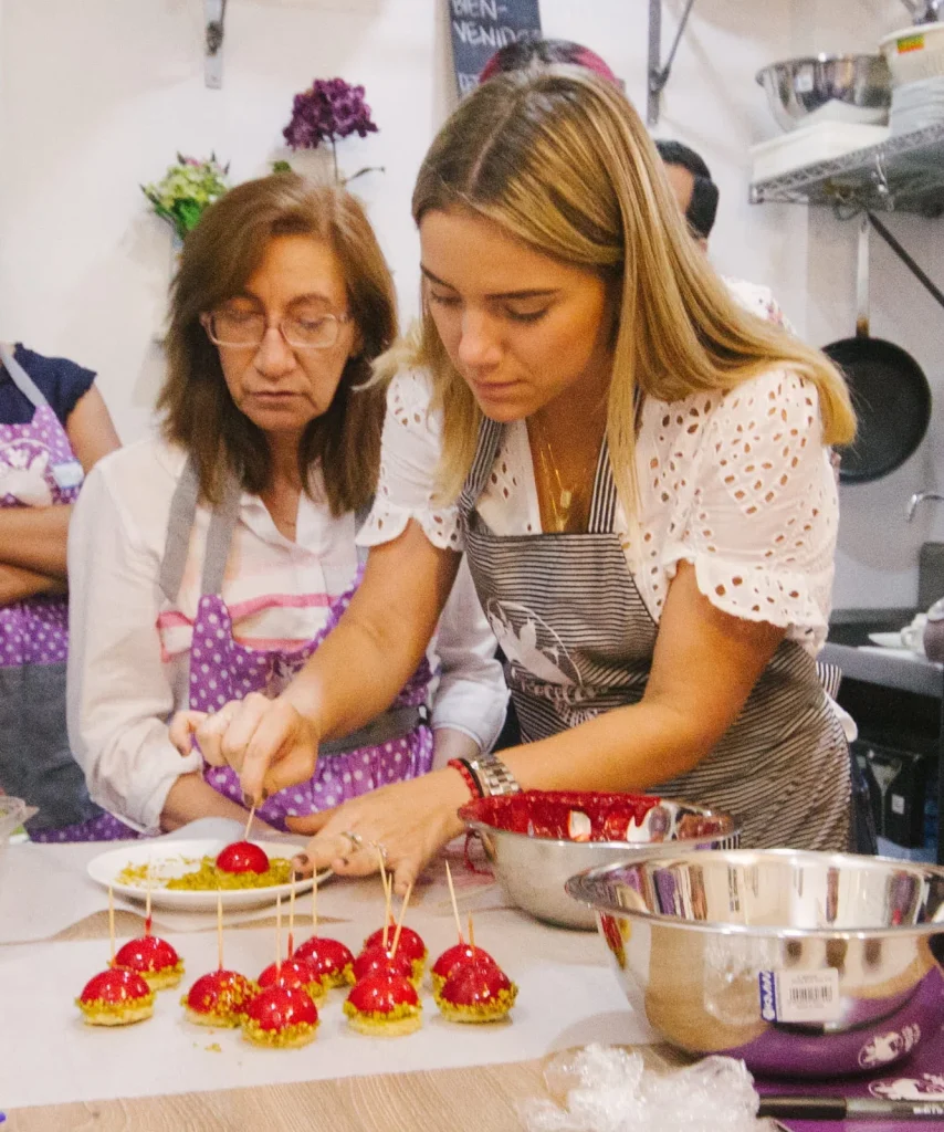 Participantes colaborando de Taller de repostería en Madrid