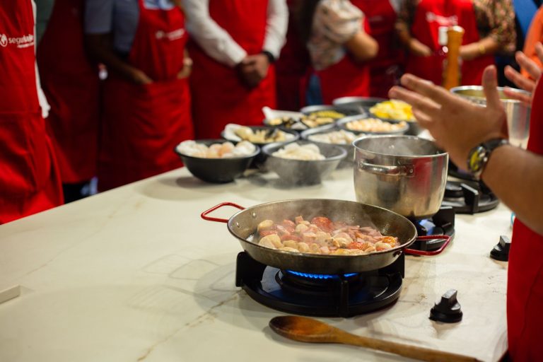Participantes en un taller de cocina de team building gastronómico